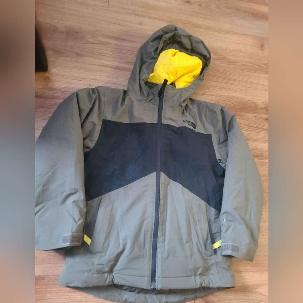 Like new NORTH FACEBoys' Boundary Triclimate Jacket 3 in 1 jacket
